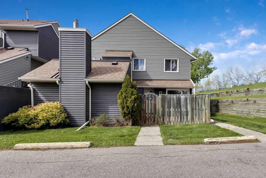 #132 46 Glamis Green SW, Calgary, Alberta, T3E6V1
