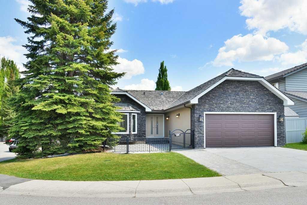 9204 Oakmount Drive SW, Calgary, Alberta, T2V 4X9