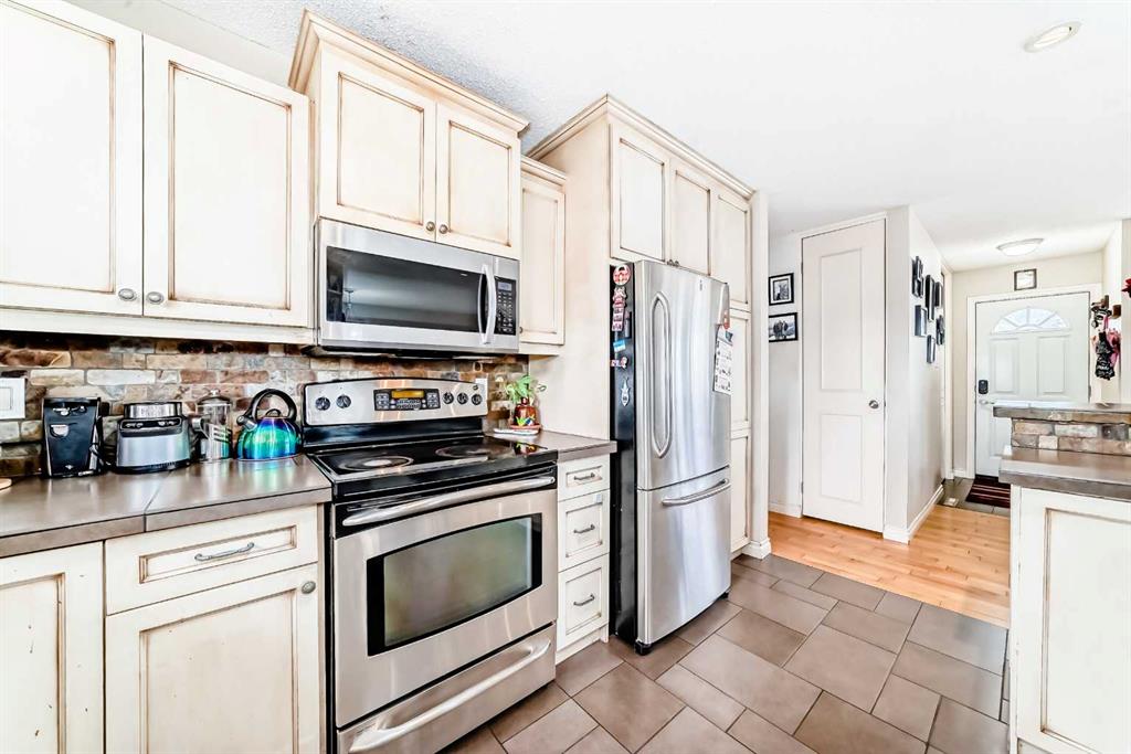 53 Wakefield Drive SW, Calgary, Alberta, T3C 2W8