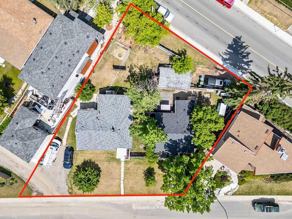 4904 22 Avenue NW, Calgary, Alberta, T3B 0Y7