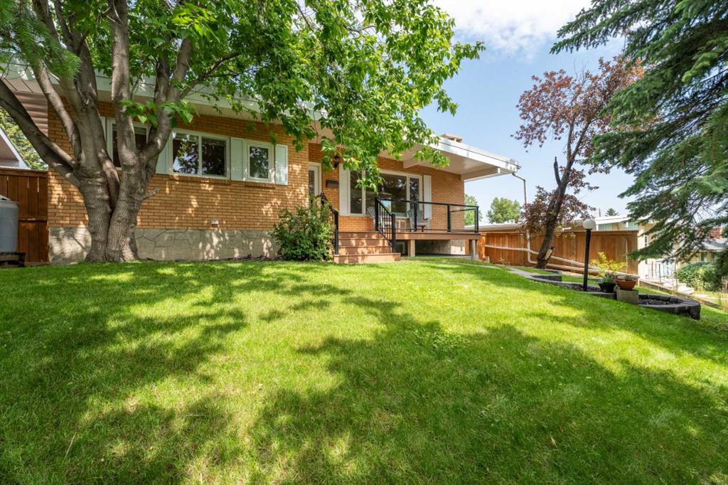 1028 Thorneycroft Drive NW, Calgary, Alberta, T2K3K8