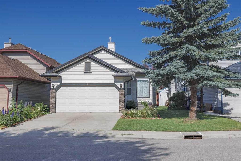 19 Erin Grove SE, Calgary, Alberta, T2B 3L1