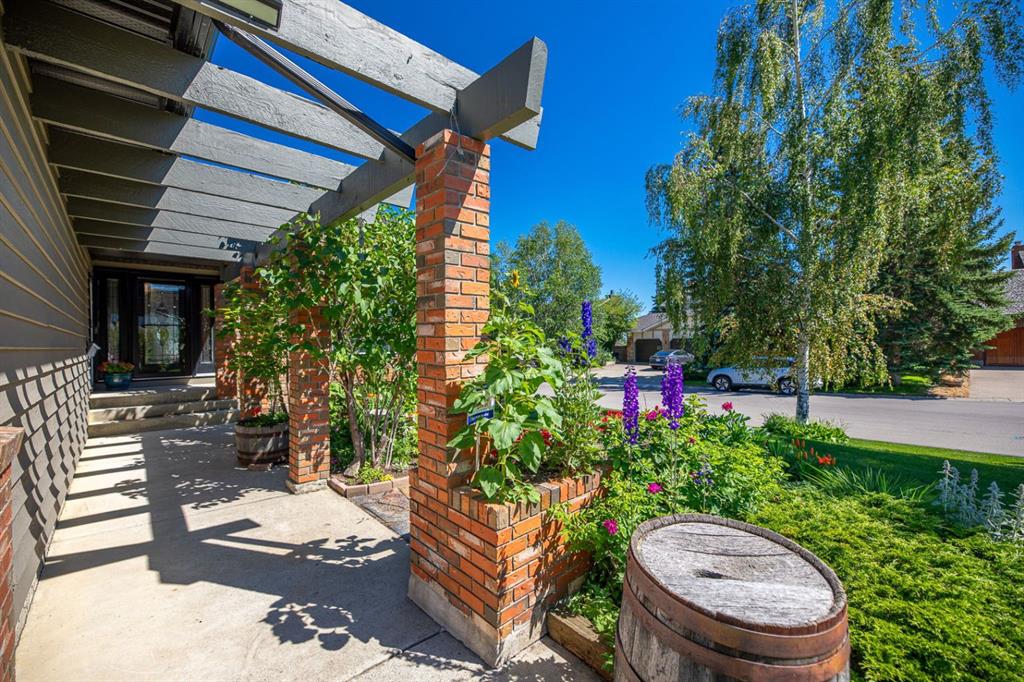 51 Woodgate Close SW, Calgary, Alberta, T2W 4B9