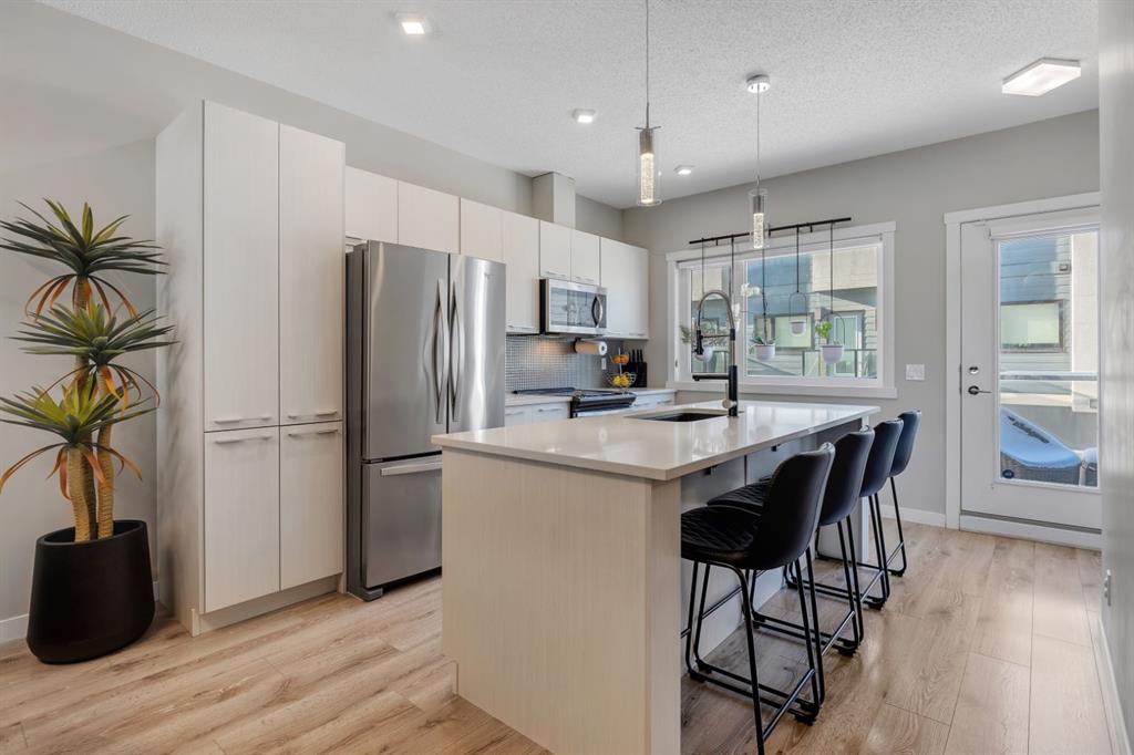#302 218 Sherwood Square NW, Calgary, Alberta, T3R 0Y2