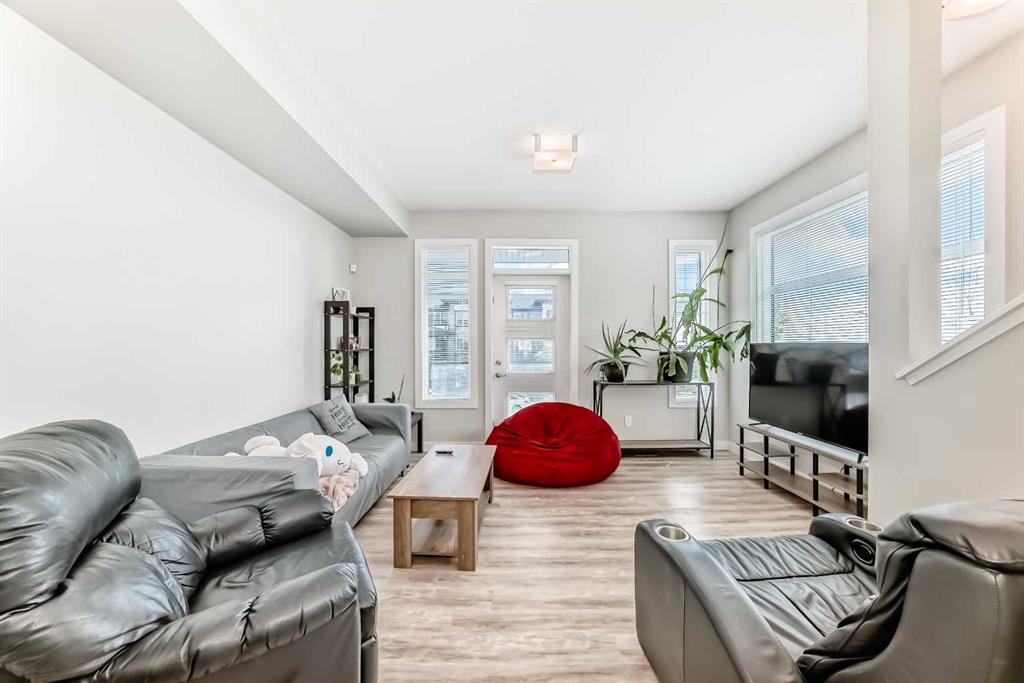 19639 42 Street SE, Calgary, Alberta, T3M 3A6