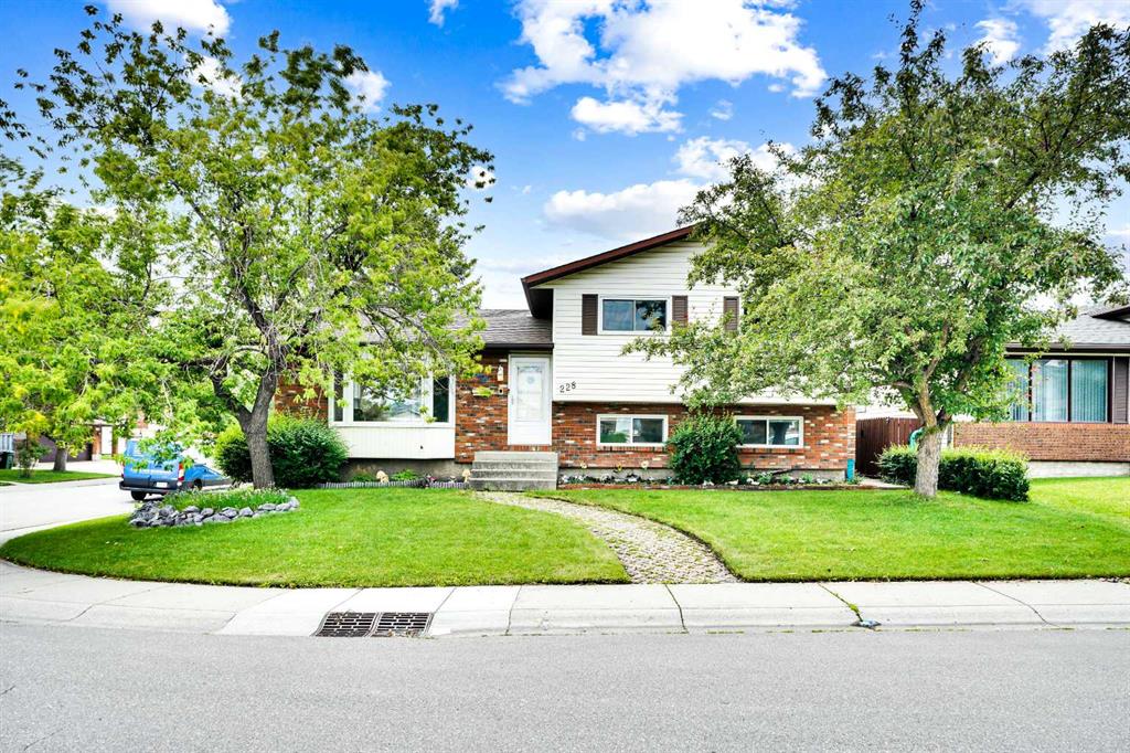 228 Rundlemere Road NE, Calgary, Alberta, T1Y 3K8