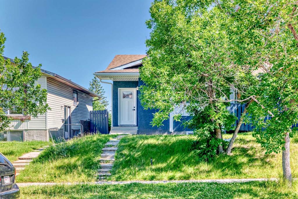 8428 Berkley Road NW, Calgary, Alberta, T3K 1B4