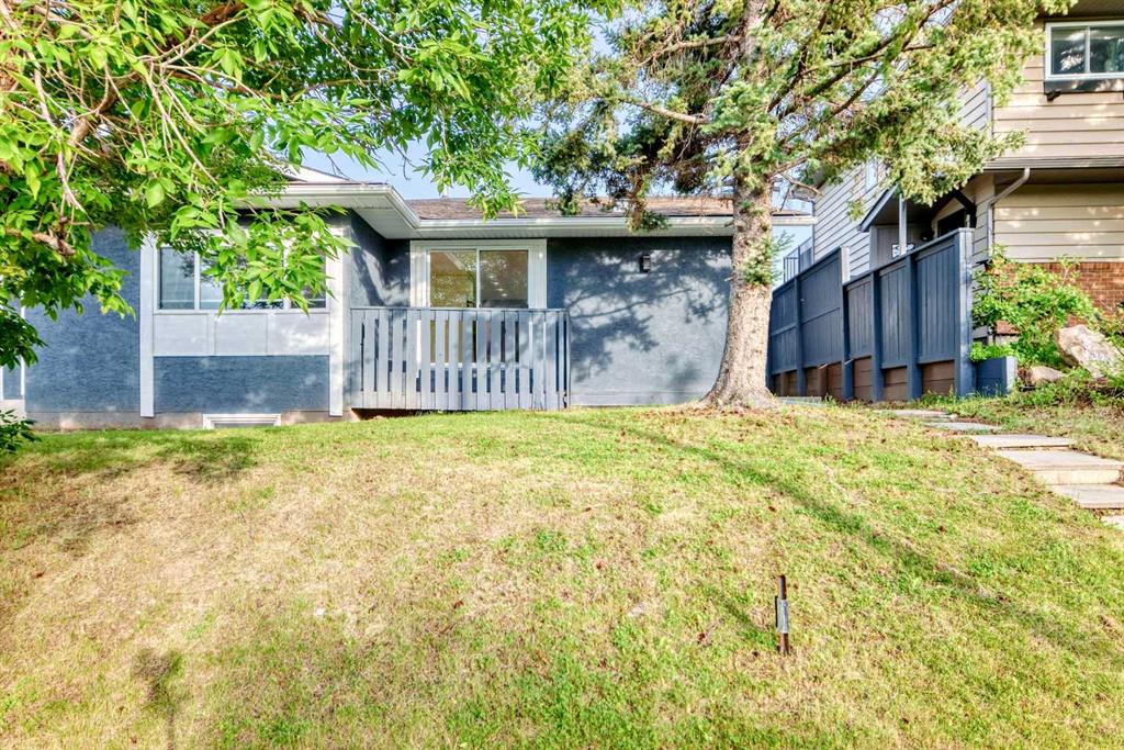 8426 Berkley Road NW, Calgary, Alberta, T3K1B4