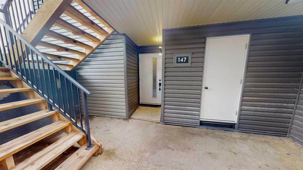 #147 54 Glamis Green SW, Calgary, Alberta, T3E 6V1