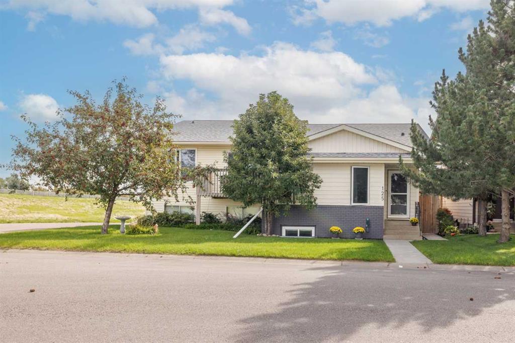125 Woodglen Way SW, Calgary, Alberta, T2W 4C8