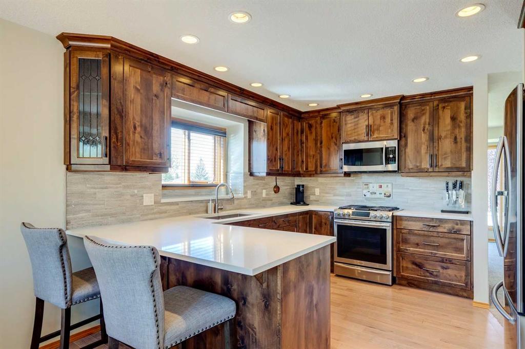 285 Hawkstone Drive NW, Calgary, Alberta, T3G 3S4