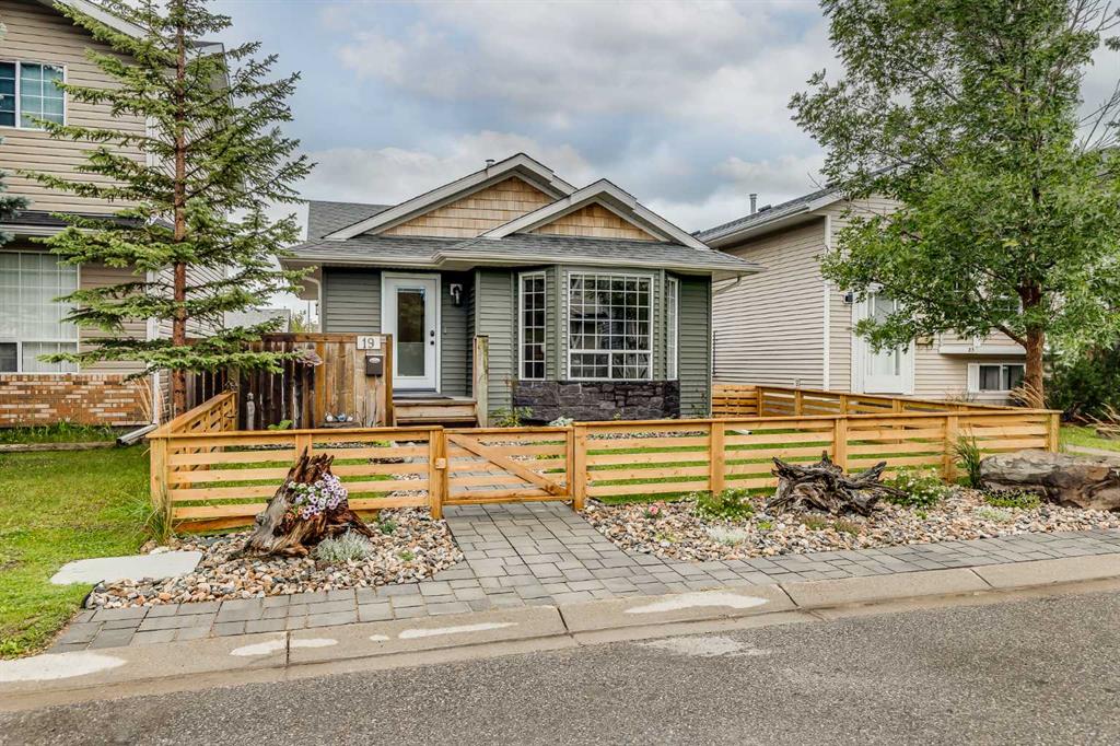 19 Martinwood Court NE, Calgary, Alberta, T3J 3H1