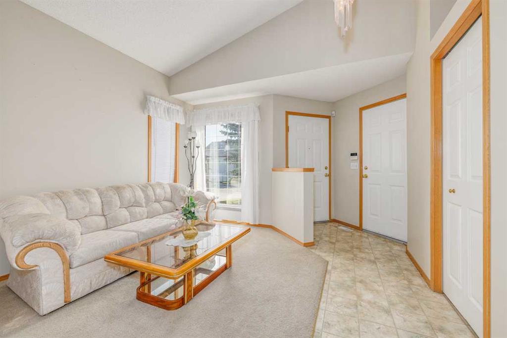 19 Erin Grove SE, Calgary, Alberta, T2B 3L1
