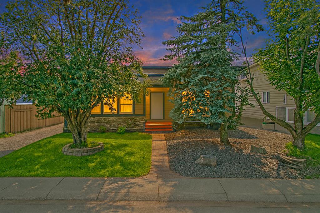 32 Woodbrook Close SW, Calgary, Alberta, T2W 4E9