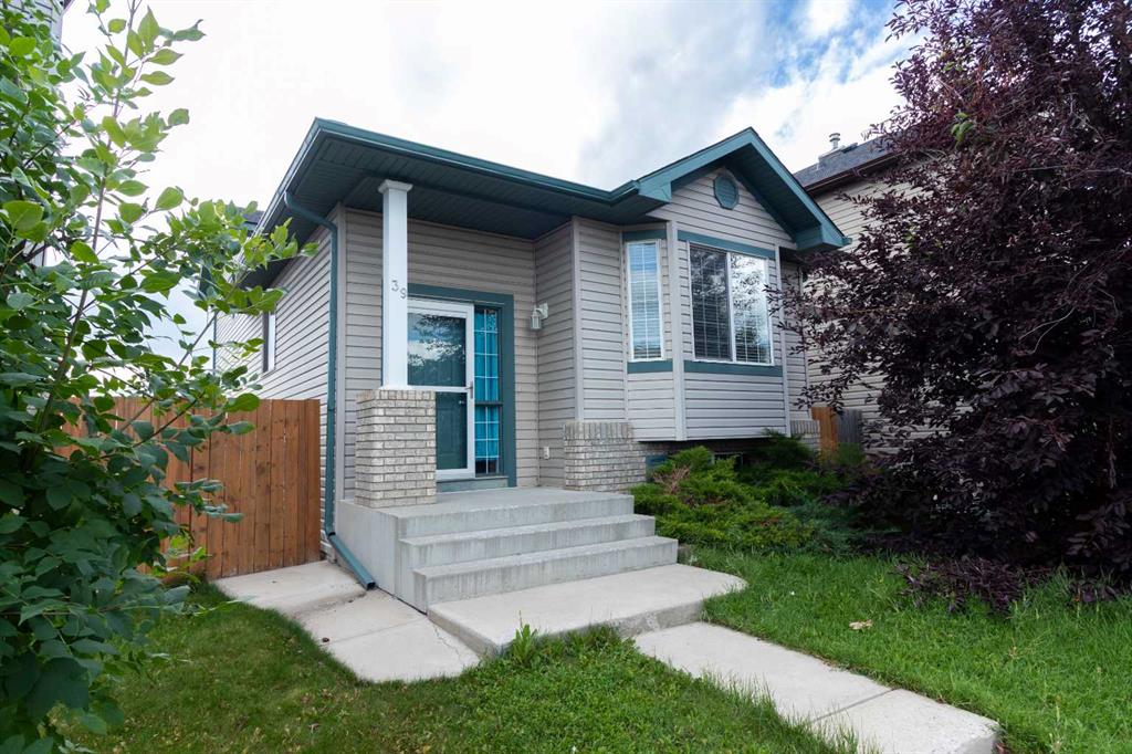 39 Saddlemont Manor NE, Calgary, Alberta, T3J 4Z5