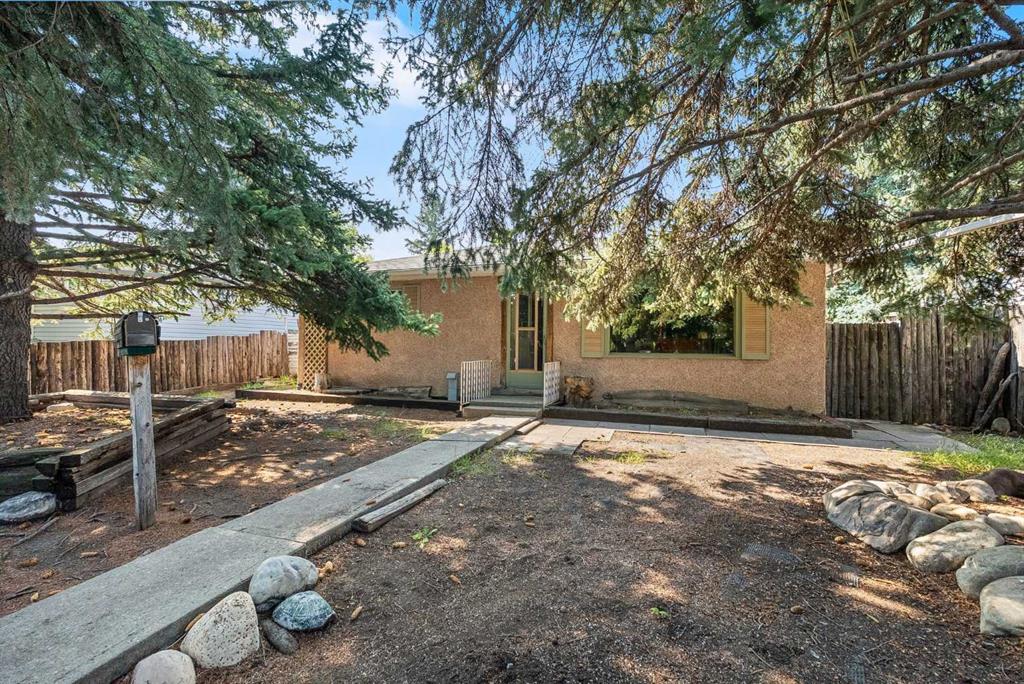 7927 36 Avenue NW, Calgary, Alberta, T3B 1V6