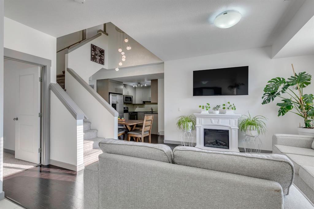 #2 43 West Coach Manor SW, Calgary, Alberta, T3H1R7