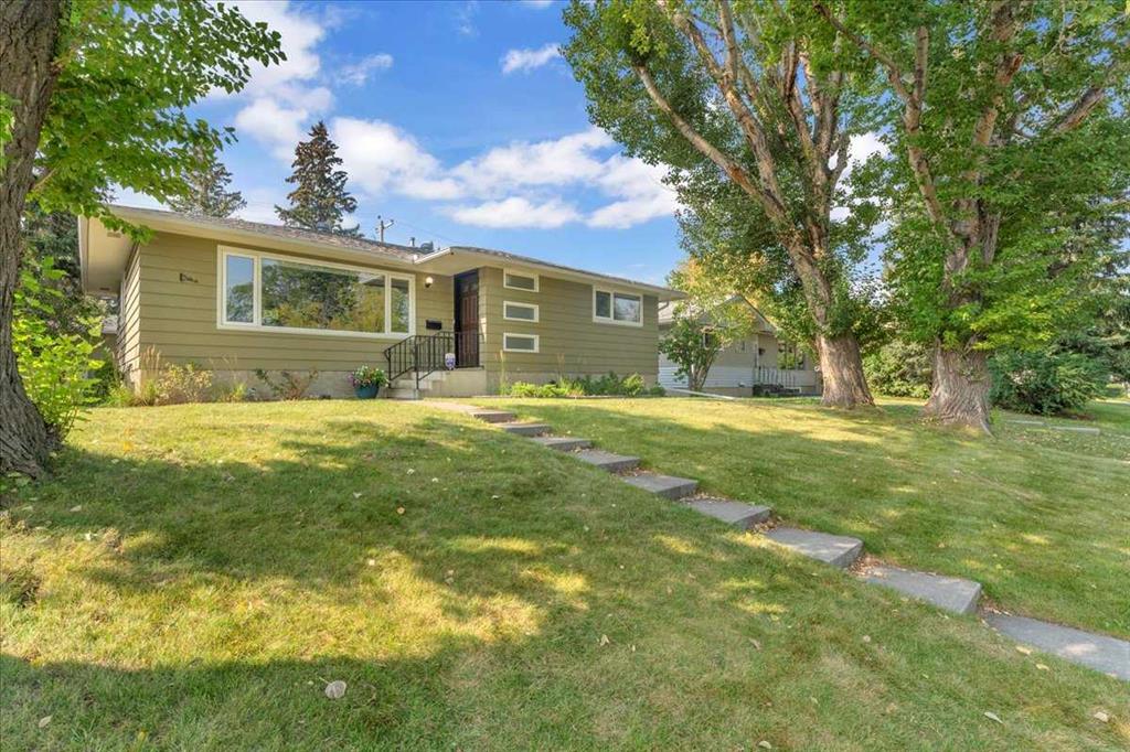 427 Capri Avenue NW, Calgary, Alberta, T2L 0J5