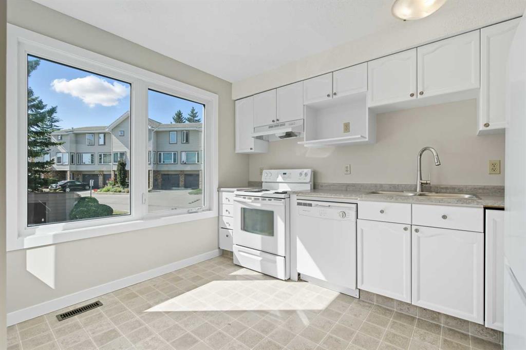12 Coachway Gardens SW, Calgary, Alberta, T3H 2V9