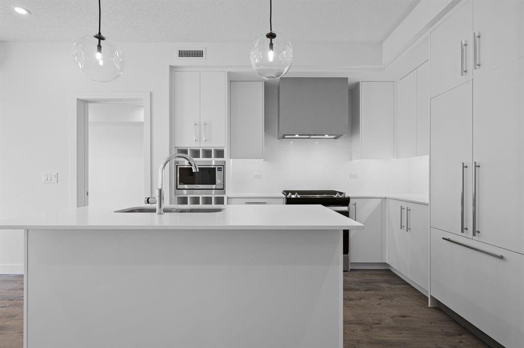 #204 8370 Broadcast Avenue SW, Calgary, Alberta, T3H 6L3