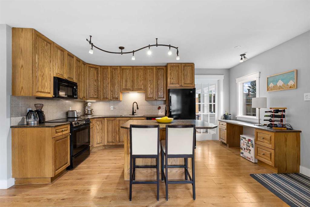 8736 34 Avenue NW, Calgary, Alberta, T3B 1R7