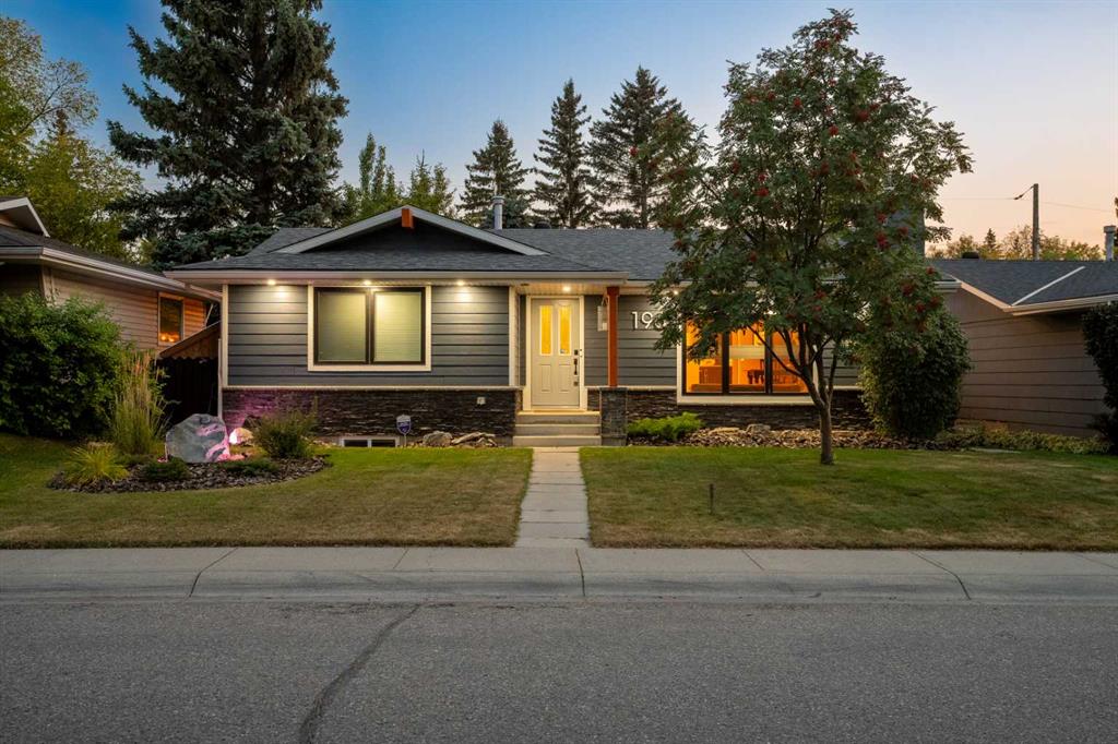 196 Lake Adams Crescent SE, Calgary, Alberta, T2J 3N3