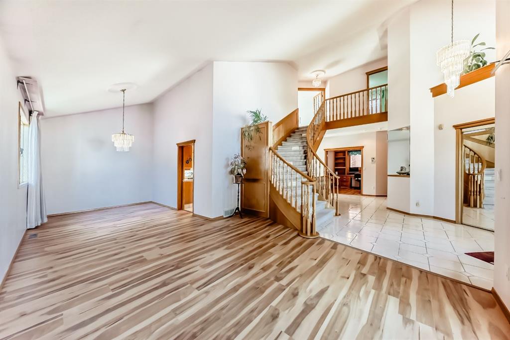 17 Santana Manor NW, Calgary, Alberta, T3K 3M4
