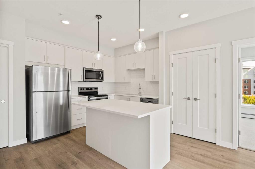#302 660 Shawnee Square SW, Calgary, Alberta, T2Y 0X6