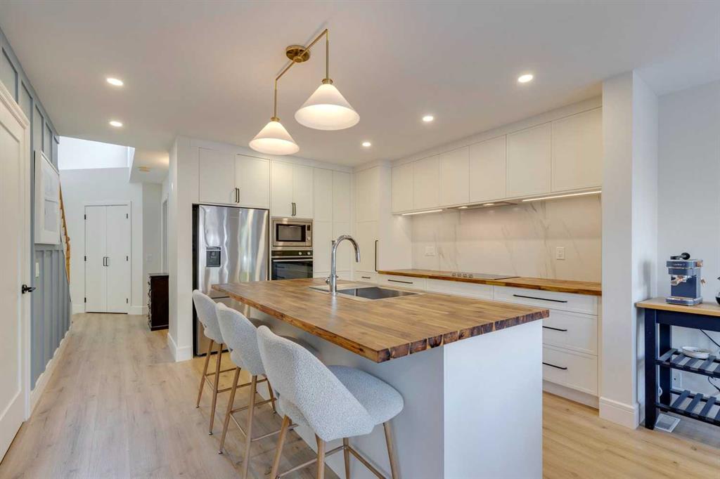 254 Scenic View Close NW, Calgary, Alberta, T3L 1Y5