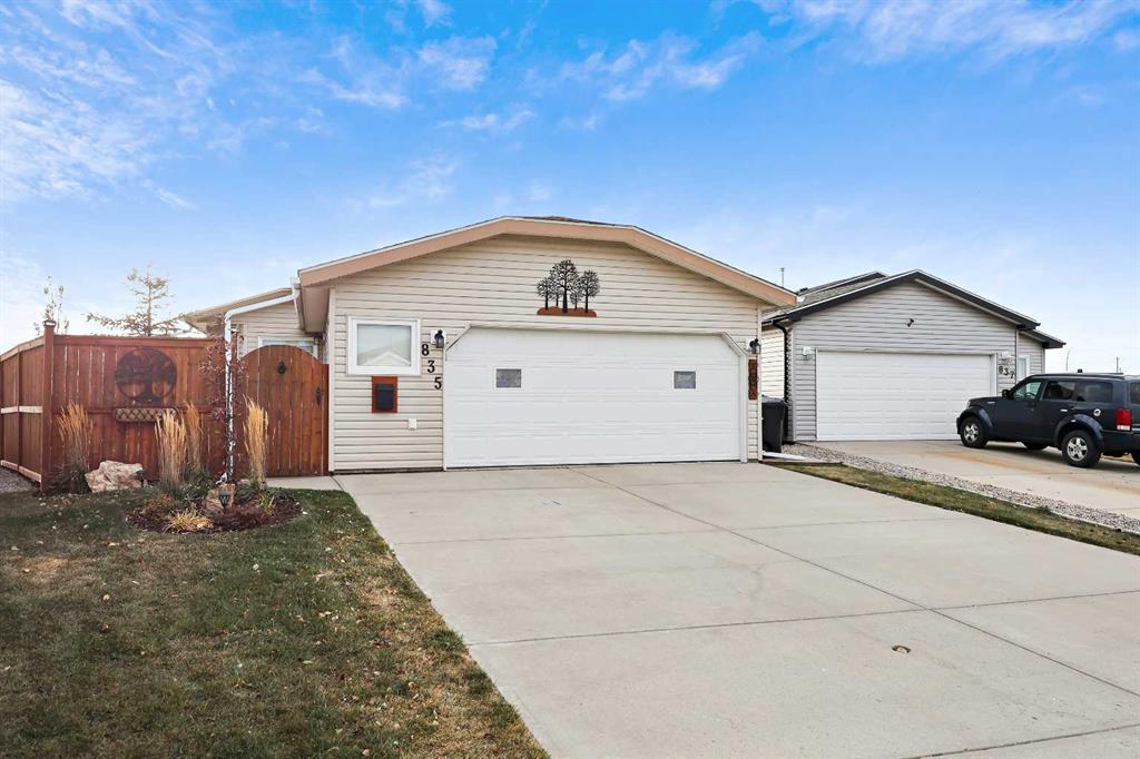 835 Beckner Crescent, Carstairs, Alberta, T0M 0N0