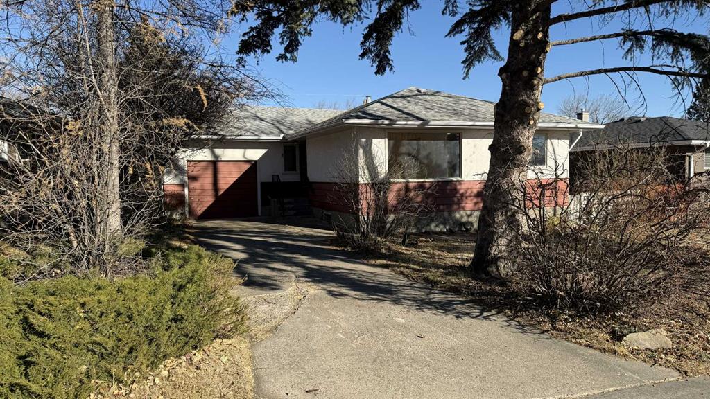8 Carnarvon Way NW, Calgary, Alberta, T2K 1W4
