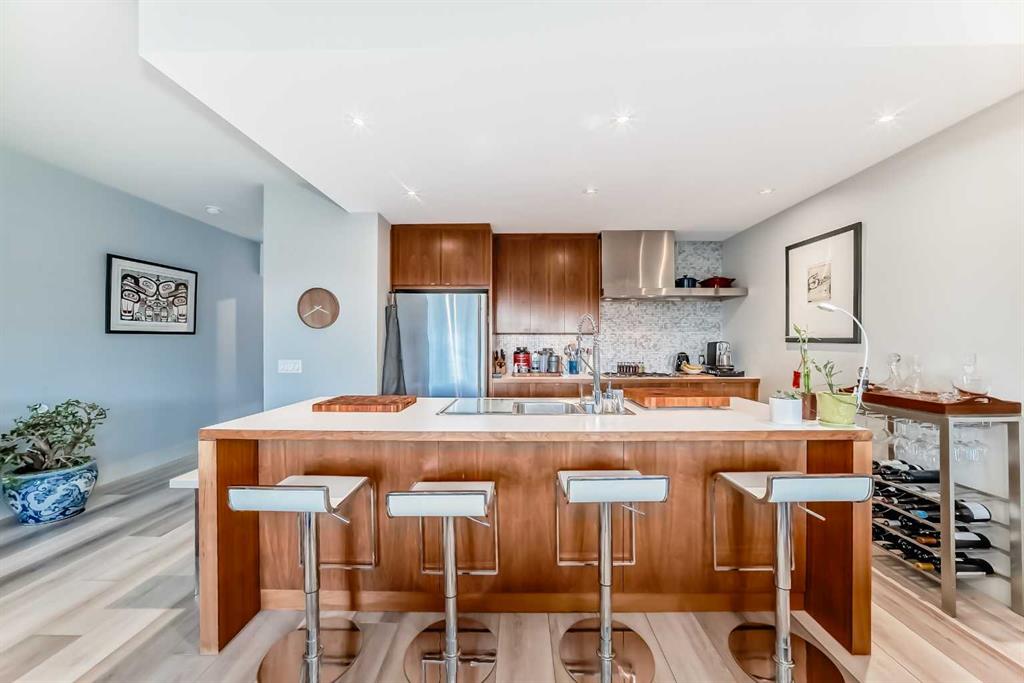 #201 2124 17 Street, Calgary, Alberta, T2T4M4