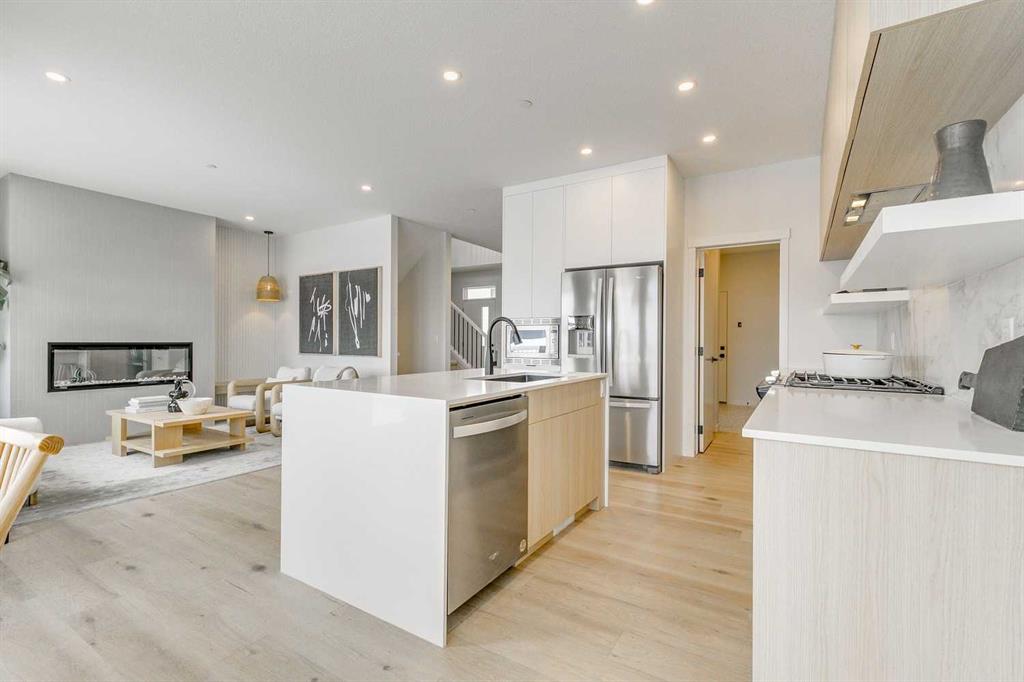 227 Lucas Common NW, Calgary, Alberta, T3P 2B3