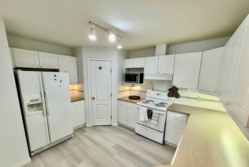 #210 4507 45 Street SW, Calgary, Alberta, T3E 6K7