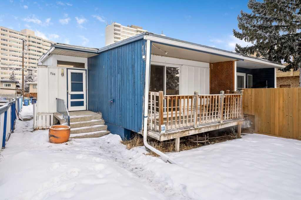 706 68 Avenue SW, Calgary, Alberta, T2V 0N2