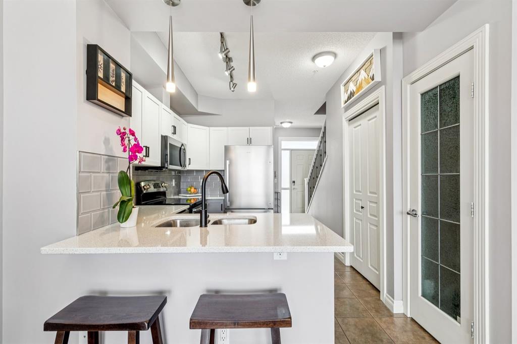 #12 140 Rockyledge View NW, Calgary, Alberta, T3G 5Y4