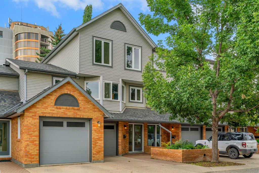 22 Coachway Green SW, Calgary, Alberta, T3H 1V8