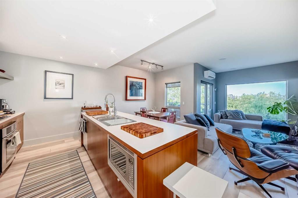 #201 2124 17 Street SW, Calgary, Alberta, T2T4M4