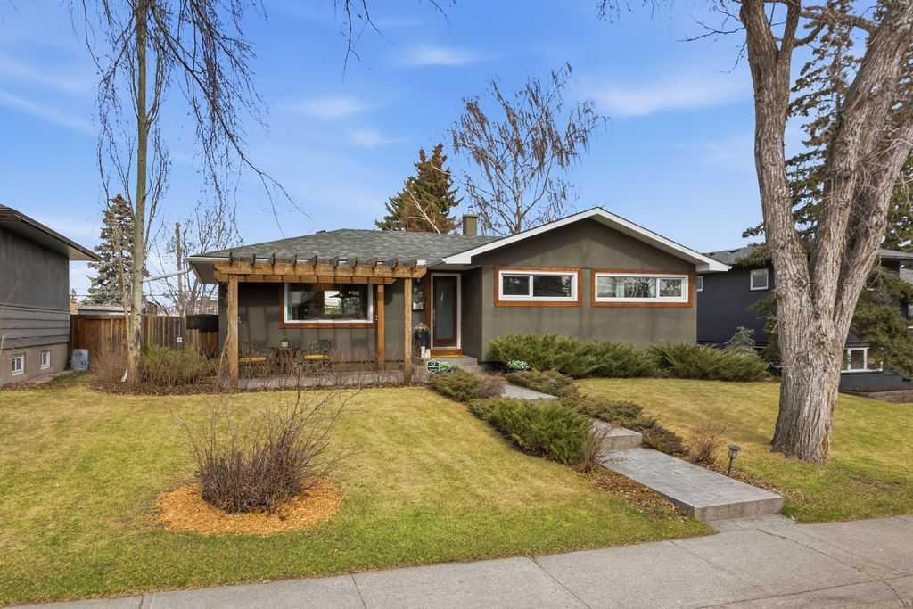 86 Warwick Drive SW, Calgary, Alberta, T3C2R6