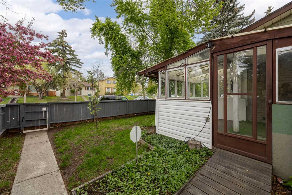 92 Erin Woods Drive SE, Calgary, Alberta, T2B 2S1