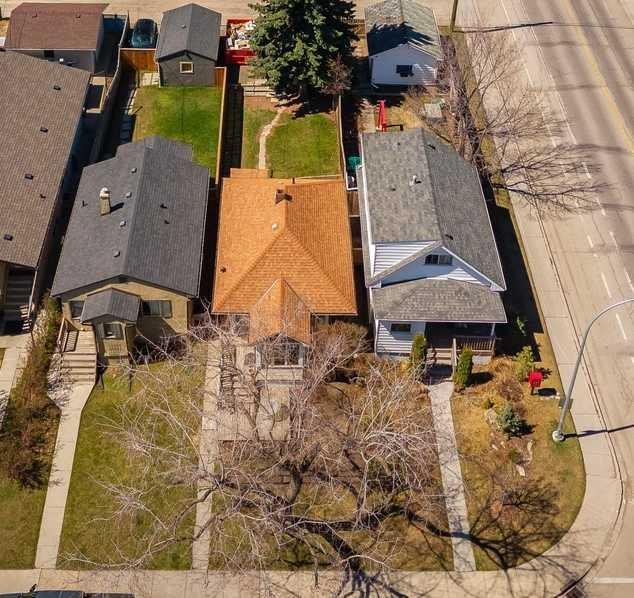 2803 26A Street SW, Calgary, Alberta, T3E 2C8