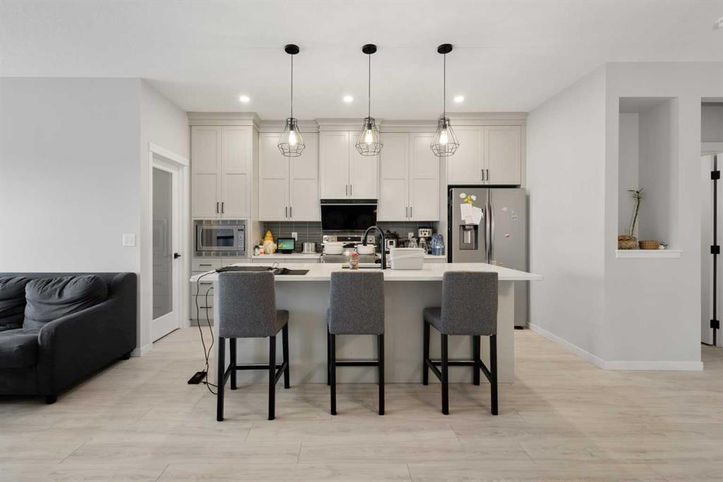 22 Edith Manor NW, Calgary, Alberta, T3R 1Y7